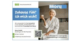 Eine lächelnde ältere Frau in einem modernen Badezimmer hält eine Tasse und strahlt Zufriedenheit aus.